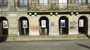 Deze afbeelding van de "f**k de koning"-grafitti op het paleis op de dam wordt door sommige programma's gecensureerd.